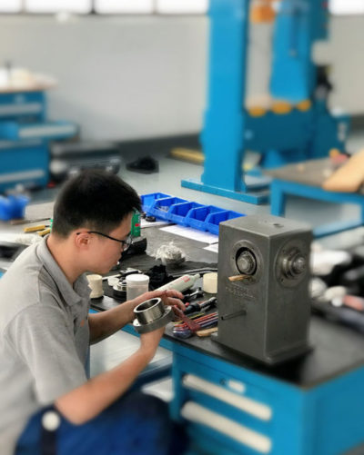 BUSS-Servicetechniker-e1605606168799x912-400×501