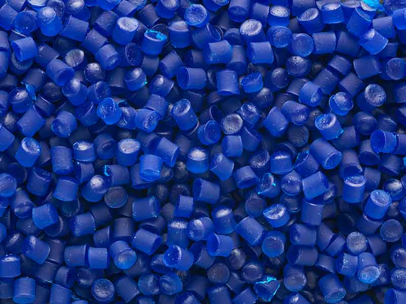 采用硬质 PVC 混炼技术生产的深蓝色颗粒